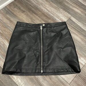 Topshop Faux Black Leather Mini Skirt w/ zipper front size 8
